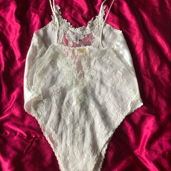 Victoria’s Secret Gold Label White Satin and Lace Teddy with Floral Detail - Picture 11 of 11